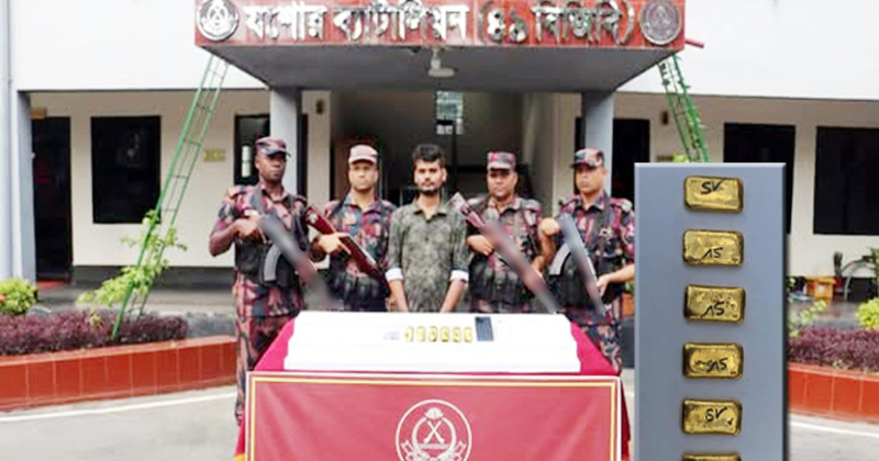 যশোরে ছয়টি স্বর্ণের বারসহ পাচারকারী আটক