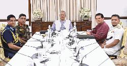 হঠাৎ প্রধান উপদেষ্টার কার্যালয়ে তিন বাহিনীর প্রধান