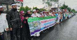 ভালুকায় ক্ষতিপূরণের দাবিতে কাফনের কাপড় পরে বিক্ষোভ মিছিল ও মানববন্ধন 