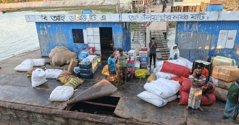 দশমিনায় ঝুঁকিপূর্ণ লঞ্চঘাট দিয়ে পারাপার, দুর্ঘটনার আশঙ্কা
