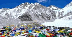 এভারেস্টে তুষারঝড়ে শতাধিক পর্যটক আটকা
