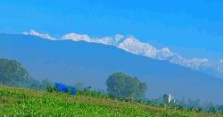 নীল আভায় শ্বেতশুভ্র কাঞ্চনজঙ্ঘা