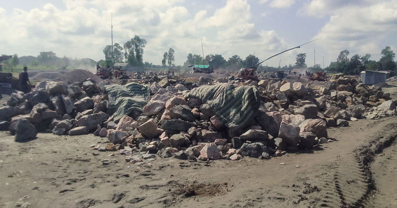 রৌমারী শুল্ক স্থলবন্দরে ট্রাকে চাঁদা আদায়ের অভিযোগ