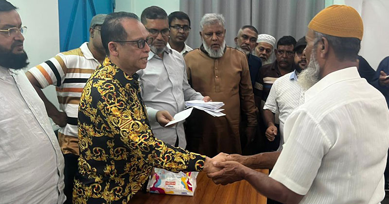 শহীদ পরিবার ও আহত পরিবারের সদস্যদের মাঝে তারেক রহমানের পক্ষ থেকে আর্থিক উপহার তুলে দেন ড. এম এ কাইয়ুম।