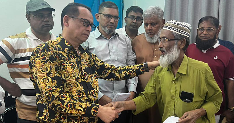 শহীদ পরিবার ও আহত পরিবারের সদস্যদের মাঝে তারেক রহমানের পক্ষ থেকে আর্থিক উপহার তুলে দেন ড. এম এ কাইয়ুম।