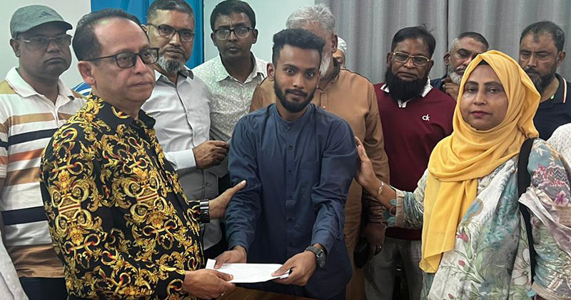 শহীদ পরিবার ও আহত পরিবারের সদস্যদের মাঝে তারেক রহমানের পক্ষ থেকে আর্থিক উপহার তুলে দেন ড. এম এ কাইয়ুম।