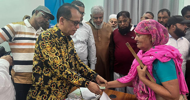 শহীদ পরিবার ও আহত পরিবারের সদস্যদের মাঝে তারেক রহমানের পক্ষ থেকে আর্থিক উপহার তুলে দেন ড. এম এ কাইয়ুম।
