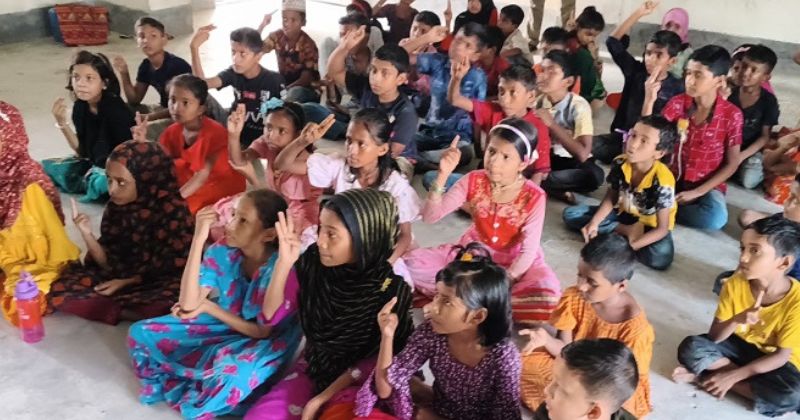 অনর্গল ইংরেজিতে কথা বলতে পারে শরণখোলার সুবিধাবঞ্চিত শিশুরা