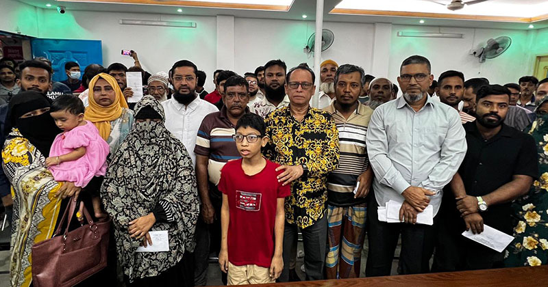 শহীদ পরিবার ও আহত পরিবারের সদস্যদের মাঝে তারেক রহমানের পক্ষ থেকে আর্থিক উপহার তুলে দেন ড. এম এ কাইয়ুম।