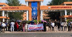 ববি শিক্ষকের বিরুদ্ধে ‘ভিত্তিহীন’ সংবাদ প্রচারে মানববন্ধন