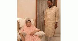 খালেদা জিয়াকে জাতীয় বিপ্লব ও সংহতি দিবসের আমন্ত্রণপত্র পৌঁছে দিলেন টুকু