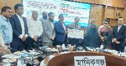 মানিকগঞ্জে ওয়েজ আর্নার্স কল্যাণ বোর্ডের ৩ কোটি টাকার সহায়তা চেক বিতরণ