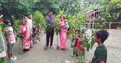 মেয়ের জন্মকে স্মরণীয় করে রাখতে ২০০ পরিবারে ফলজ চারা উপহার