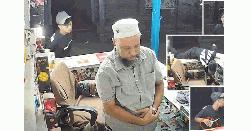 নামাজে মগ্ন দোকানদারের পেছন থেকে টাকা নিয়ে গেল চোর! 