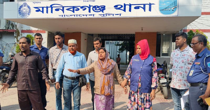 মানিকগঞ্জে তত্ত্বাবধায়কের অফিস থেকে ব্যাগ চুরি, পাঁচ কথিত সাংবাদিক গ্রেপ্তার
