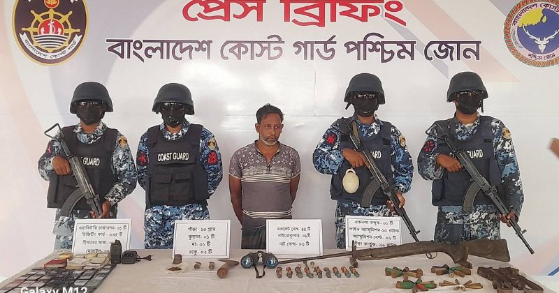 সুন্দরবন থেকে অস্ত্র ও গুলিসহ দুলাভাই বাহিনীর এক সদস্যকে আটক করেছে কোস্টগার্ড