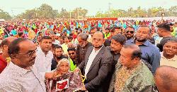 ভালুকায় মোর্শেদ আলমের উদ্যোগে অসহায়দের মাঝে শাড়ি-লুঙ্গি বিতরণ