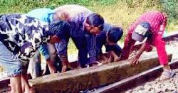 রেললাইনে স্লিপার ফেলে ট্রেন দুর্ঘটনার চেষ্টা