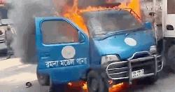 রমনা থানার সামনে হঠাৎ পুলিশের গাড়িতে আগুন