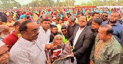 ভালুকায় মোর্শেদ আলমের উদ্যোগে অসহায়দের মাঝে শাড়ি-লুঙ্গি বিতরণ