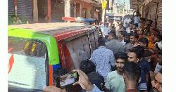 স্ত্রীর গলা কাটা মরদেহের পাশেই পড়ে ছিলেন আহত স্বামী