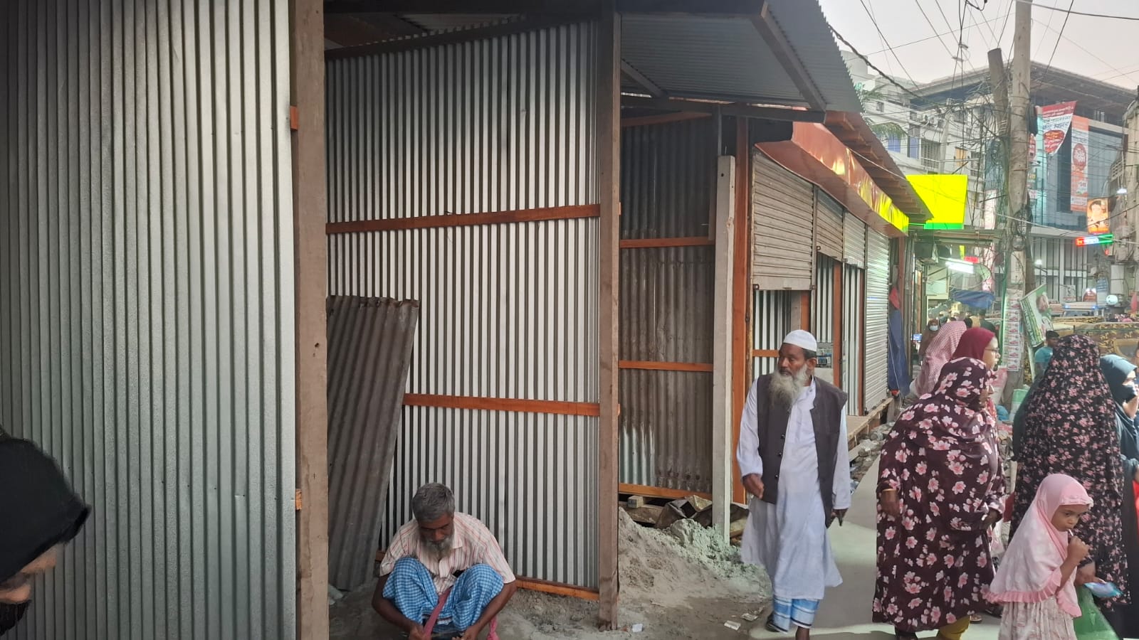সোনারগাঁয়ে দুই শতাধিক অবৈধ স্থাপনা, সড়ক দখলে প্রভাবশালী চক্রের রাজত্ব
