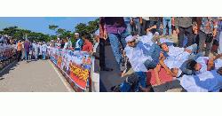 কাফনের কাপড় পরে রিজভীর পথরোধ করে যুবদলের বিক্ষোভ