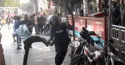 ধানমণ্ডি ৩২-এ পুলিশ সদস্যকে লাথি