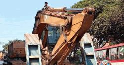 ৩২ নম্বরে আনা বুলডোজার ফেলে পালিয়েছে চালক