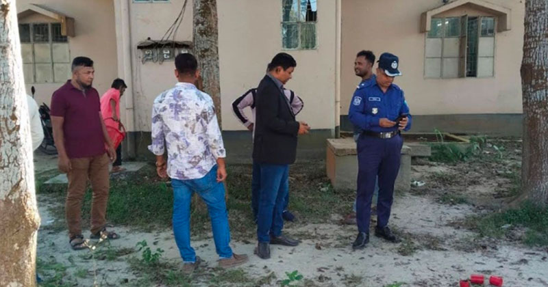 বগুড়ায় গ্রামীণ ব্যাংকের সামনে থেকে ৩টি অবিস্ফোরিত ককটেল উদ্ধার