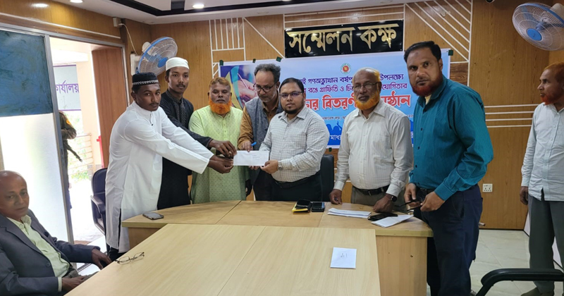 বিজয়ীদের পুরস্কার প্রদান