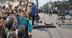 রাবি শিক্ষার্থীদের ওপর দুর্বৃত্তের হামলায় মহাসড়ক অবরোধ 