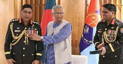প্রধান উপদেষ্টা সেনাপ্রধানকে দিলেন ‘সেনাবাহিনী পদক’ 