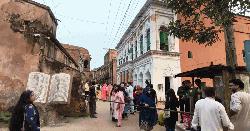 শীতের শুরুতেই সোনারগাঁয়ে দর্শনার্থীর ঢল, ছুটির দিনে পর্যটকদের ভিড়