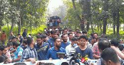 বিসিএস পরীক্ষা পেছানোর দাবিতে ট্রেন আটকে রাখল শিক্ষার্থীরা