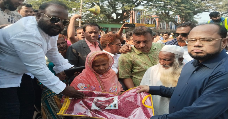 অসহায়দের মাঝে শাড়ি-লুঙ্গি বিতরণ