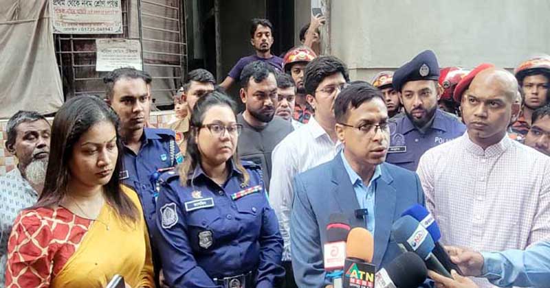 ভূমিকম্পে সিদ্ধিরগঞ্জে ক্ষতিগ্রস্ত ভবন পরিদর্শনে জেলা প্রশাসক
