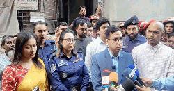 ভূমিকম্পে সিদ্ধিরগঞ্জে ক্ষতিগ্রস্ত ভবন পরিদর্শনে জেলা প্রশাসক