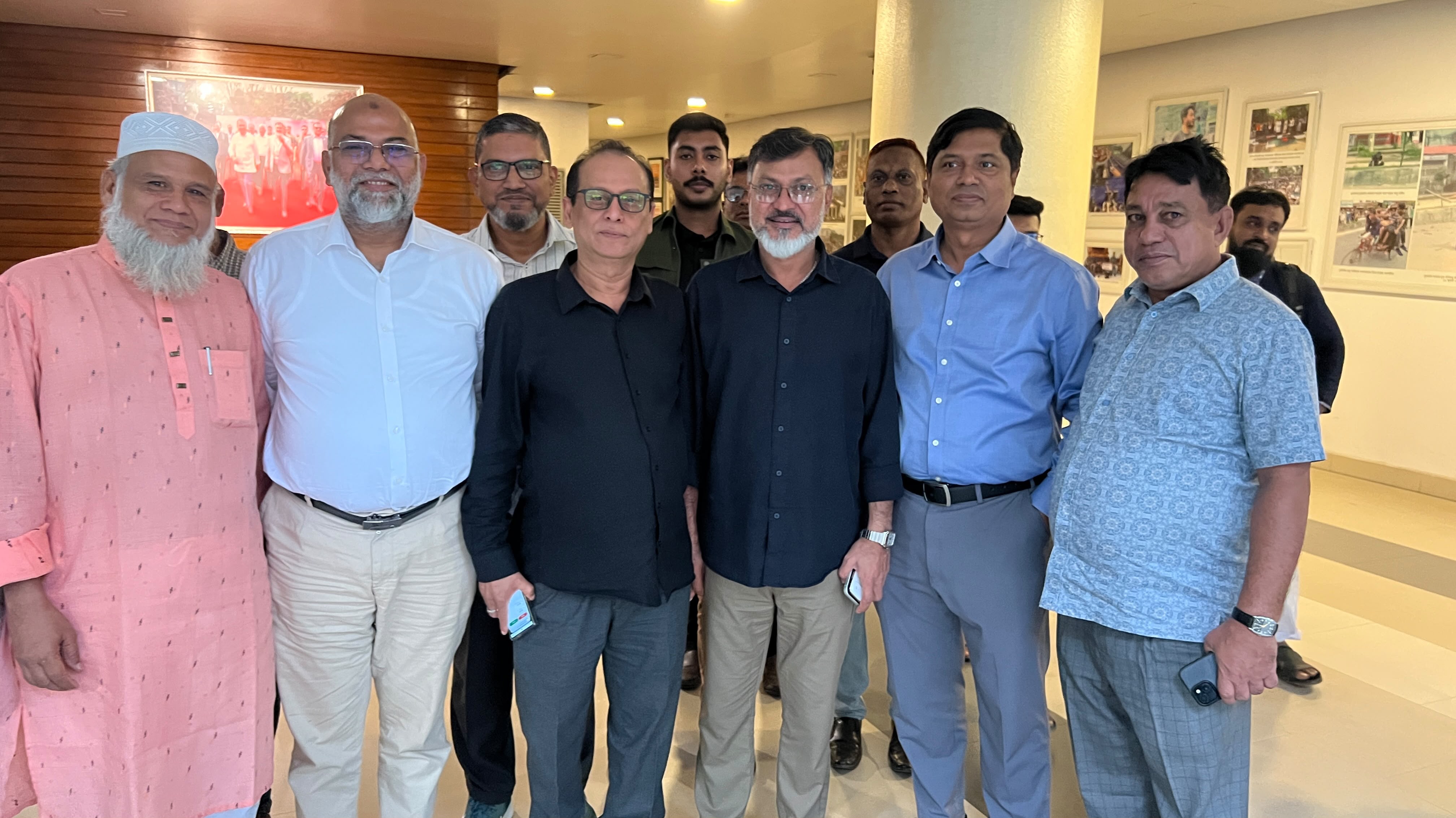ডিএনসিসির প্রশাসক শফিকুল ইসলাম খান মিল্টনের সঙ্গে দেখা করে ঢাকা-১১ আসনের উন্নয়ন কর্মকান্ড এগিয়ে নিতে স্বাক্ষাৎ করেন ঢাকা মহানগর উত্তর বিএনপির সাবেক প্রতিষ্ঠতা সভাপতি ও দলের ক্ষুদ্র ঋণ বিষয়ক সম্পাদক ড. এম এ কাইয়ুম। ছবি: স্বদেশ প্রতিদিন
