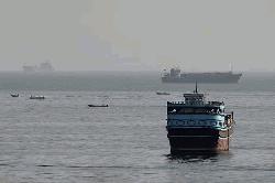 হরমুজ প্রণালিতে সৌদি তেলবাহী জাহাজে হামলা, নিহত ২