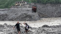 বন্যার পর উত্তাল ত্রিশুলি নদী, পারাপারে জিপলাইনই ভরসা