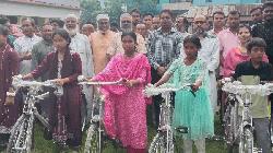 ঘাটাইলে শিক্ষার্থী-সুবিধাভোগীদের হাতে প্রধানমন্ত্রীর কার্যালয়ের উপহার