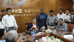 যানজট কমাতে বাসস্ট্যান্ড স্থানান্তর ও এআই ট্রাফিক ব্যবস্থার উদ্যোগ: স্বরাষ্ট্রমন্ত্রী