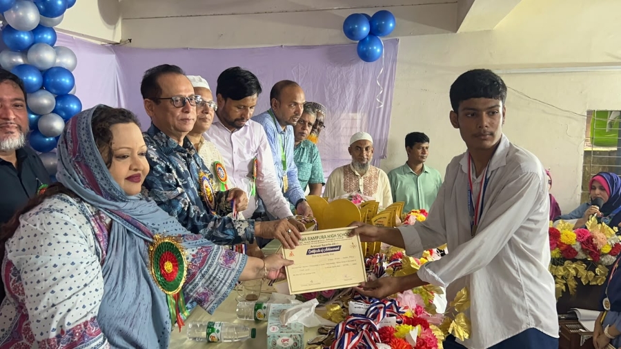 রাজধানীর পূর্ব রামপুরা হাইস্কুল আয়োজিত বার্ষিক ক্রীড়া প্রতিযোগিতার পুরস্কার বিতরণী অনুষ্ঠানে ড. এম এ কাইয়ুম বিজয়ীদের হাতে পুরস্কার তুলে দেন