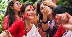 ঢাকেশ্বরী মন্দিরে সিঁদুর খেলায় মেতেছেন শাওন
