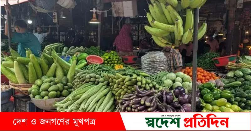 বাজারে সবজির ছড়াছড়ি, তবু চড়া দামে দিশেহারা ক্রেতারা